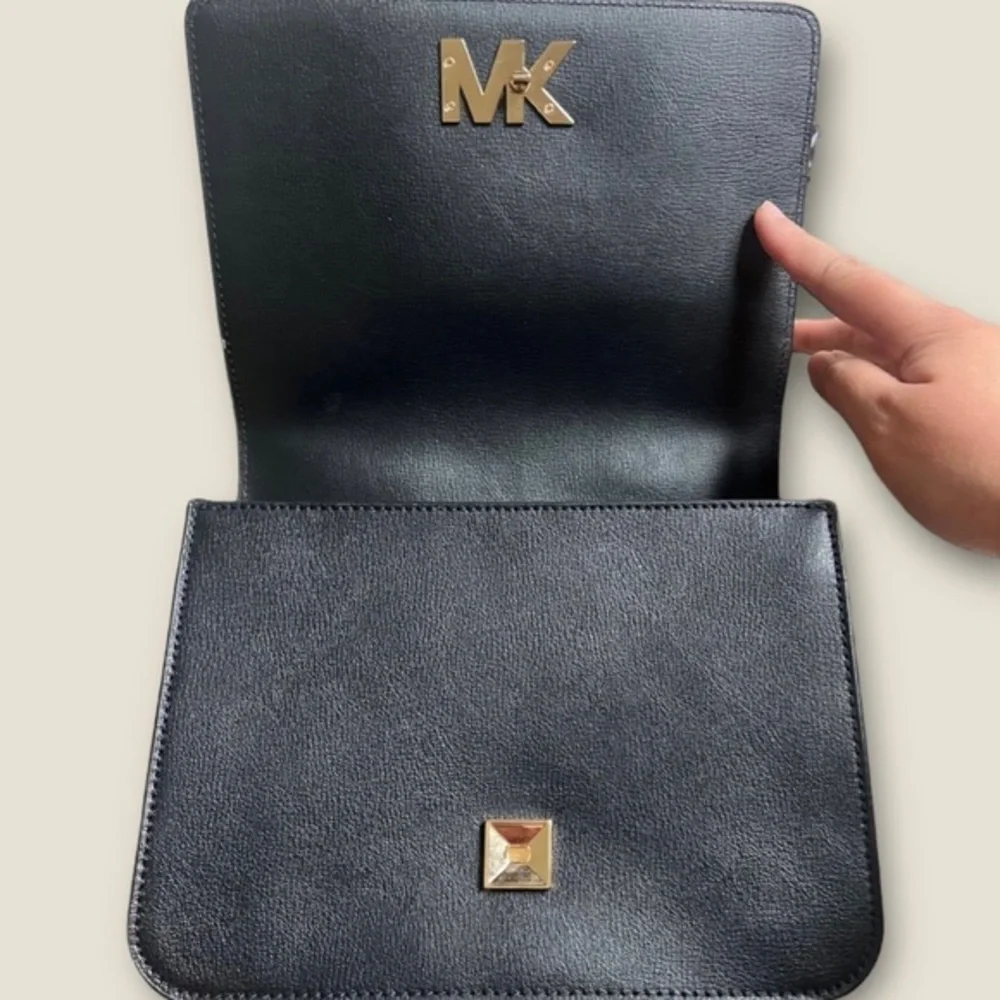 Michael Kors Mott Crossbody black gold logo wt strap chain Women Unisex Leather.